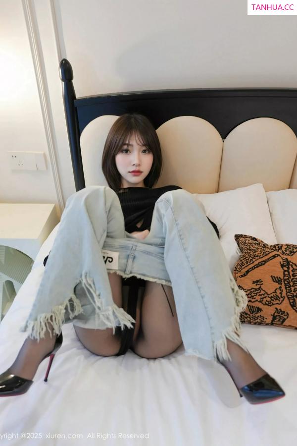 汁汁  [XiuRen]高清写真图 2025.06.06 No.10374 汁汁 蓝色牛仔裤第18张图片